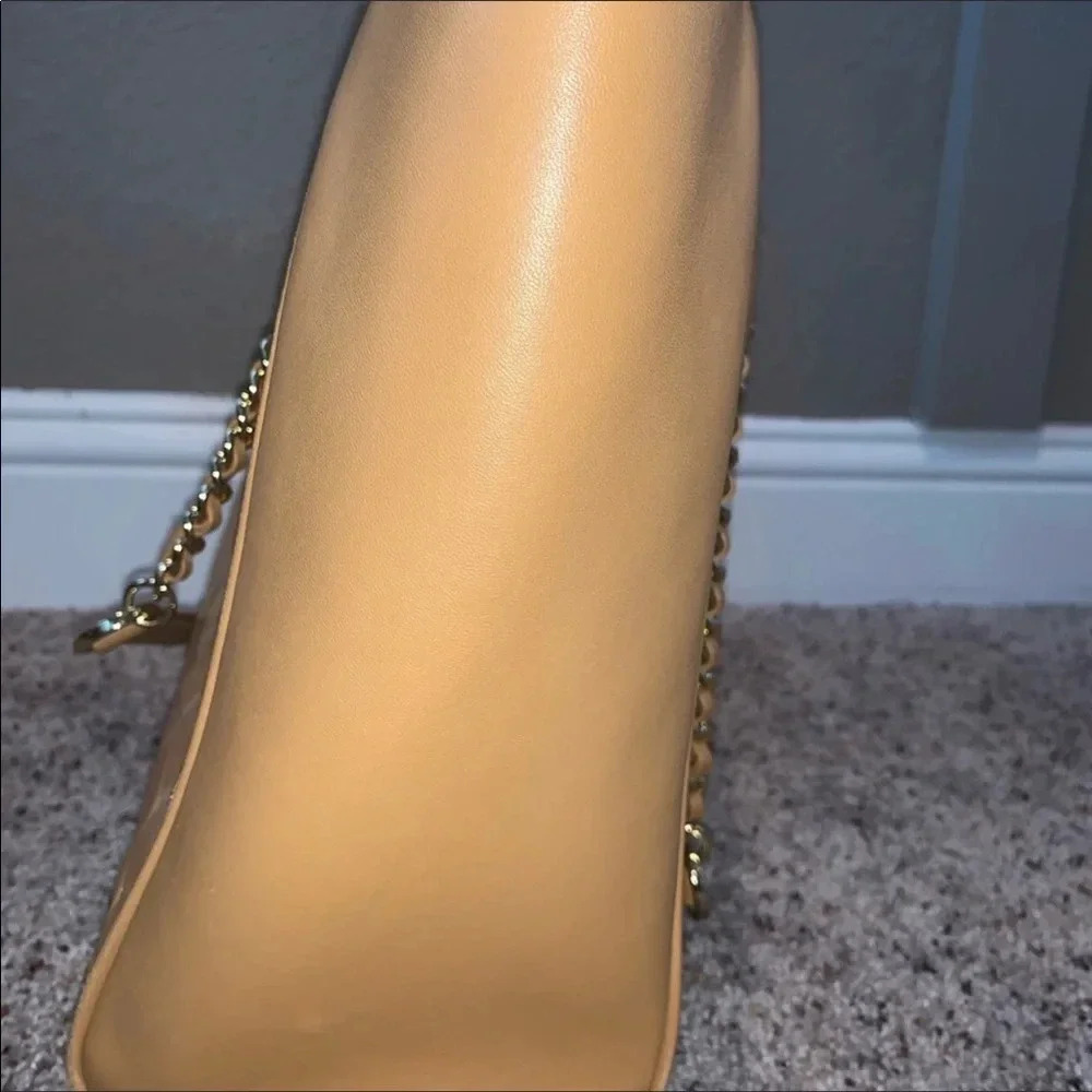 SOLD Tory Burch shoulder bag in Light Camel - Picture 5 of 10